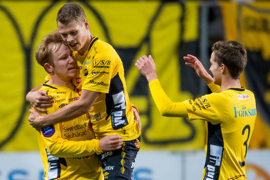 Elfsborgs Simon Lundevall kramas om av Viktor Claesson och Adam Lundqvist efter att gjort 2-1