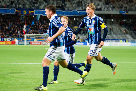 Djurgårdens Kerim Mrabti gör 1-0 och jublar med Emil Bergström och Elliot Käck