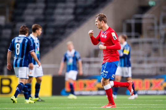 Helsingborgs Arnór Smárason jublar efter att han har gjort 2-2