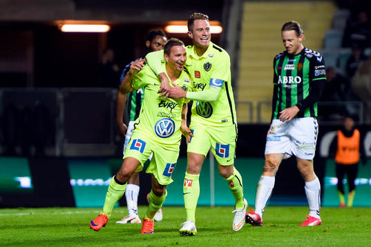 Jönköpings Fredrik Olsson och Tommy Thelin jublar efter 1-1 av Olsson