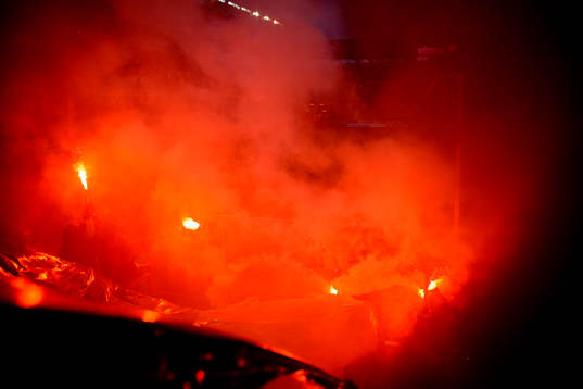 Jönköpings supportrar eldar bengaler innan