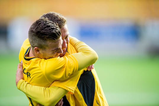 Elfsborgs Arian Kabashi har gjort 1-0 och kramas om av