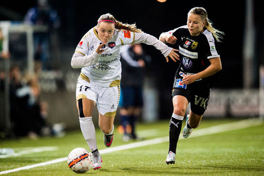 Rosengårds Andrea Thorisson i kamp med Umeås Emmi Alanen