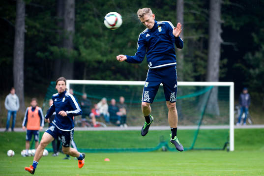 IFK Göteborgs Sören Rieks nickar en boll