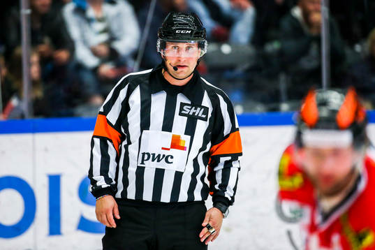 Domaren Domare Christoffer Karlsson med headset