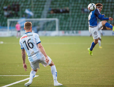 Gefles David Fällman skjuter undan bollen och Sundsvalls