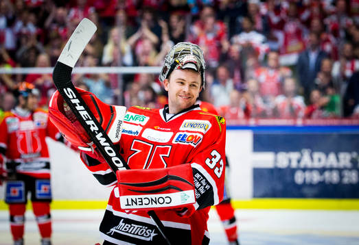 Örebros målvakt Julius Hudacek jublar