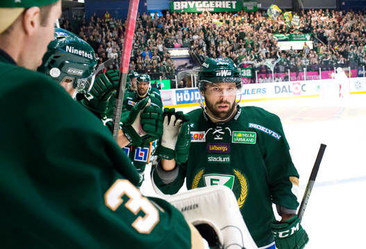 Färjestads Milan Gulas  firar mål