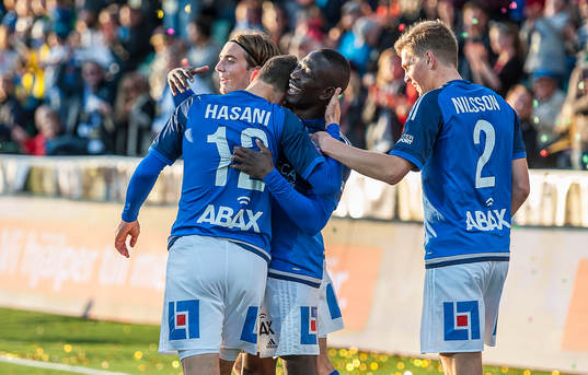 Sundsvalls Pa Amat Dibba, Shpetim Hasani och Joakim Nilsson jublar efter 2-1 målet