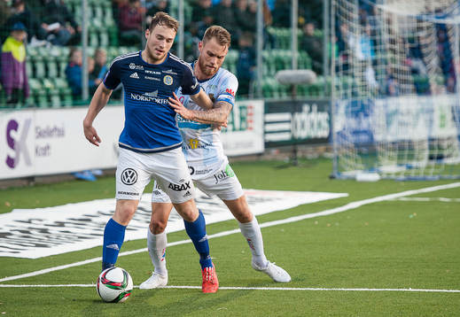 Sundsvalls Rúnar Már Sigurjónsson med bollen uppvaktas