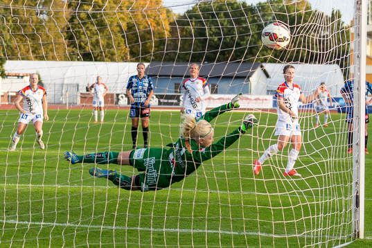 Hovås Billdals Frida Boriero gör 0-2 på straff mot Sirius Emma Holmgren