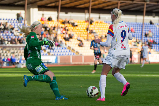 Situationen före straffen där Sirius Emma Holmgren försöker sparka iväg bollen när Hovås Billdals Pernilla Milton försöker nå fram