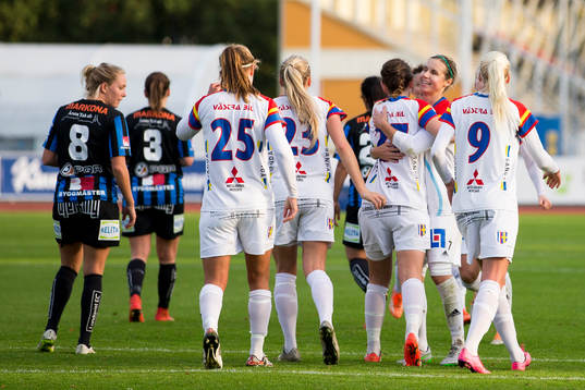 Hovås Billdals Frida Boriero kramas om av en glad Hovås Billdals Taina Hartikainen efter straffen som gav 0-2