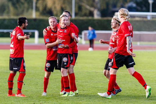 Trollhättans Oscar Ehner jublar efter att ha gjort det avgörande 3-4 målet