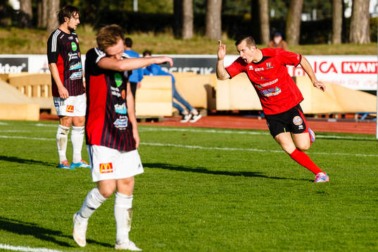 Trollhättans Robert Bagger jublar efter att ha gjort mål 