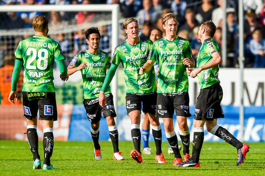 Halmstads spelare jublar efter James Keene gjort  0-1