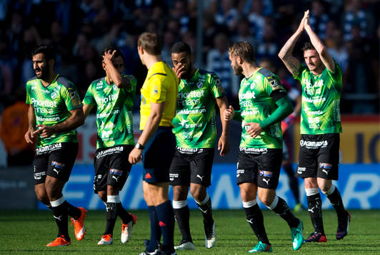 Halmstads James Keene jublar efter att han gjort 0-1