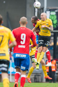 Elfsborgs Sebastian Holmén i nickduell med Helsingborgs