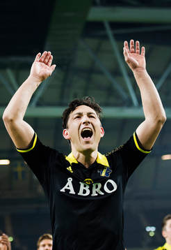 s Stefan Ishizaki jublar efter fotbollsmatchen i Allsvenskan mellan AIK och Malmö den 4 oktober 2015 i Stockholm. 