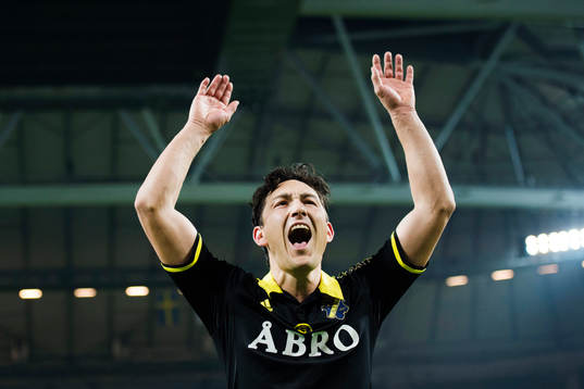 s Stefan Ishizaki jublar efter fotbollsmatchen i Allsvenskan mellan AIK och Malmö den 4 oktober 2015 i Stockholm. 