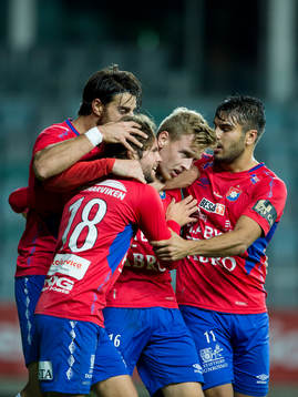 Örgrytes Sebastian Ohlsson kramas om av George Mourad,