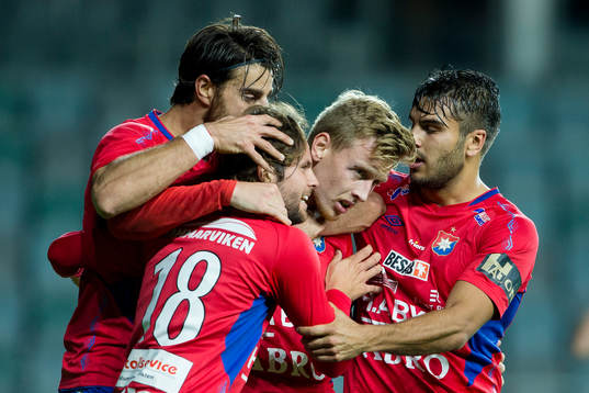 Örgrytes Sebastian Ohlsson kramas om av George Mourad,