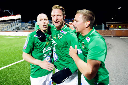 Jönköpings Tommy Thelin jublar efter 1-1 tillsammans med Viktor Rönneklev och Fredrik Olsson