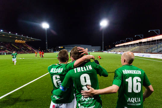 Jönköpings Fredrik Olsson och Viktor Rönneklev gratulerar Tommy Thelin (m) till 1-1