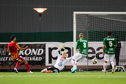 Syrianskas Bachir Katourgi med en målchans som räddas av