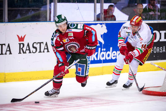 Frölundas Spencer Abbott jagas av Modos Emil Pettersson