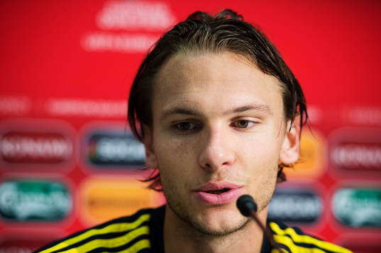 Albin Ekdal på en presskonferens med Sveriges fotbollslandslag den 8 oktober 2015 i Vaduz.
