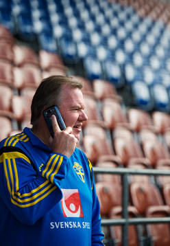 Karl-Erik Nilsson, ordförande Svenska Fotbollförbundet, pratar i telefon