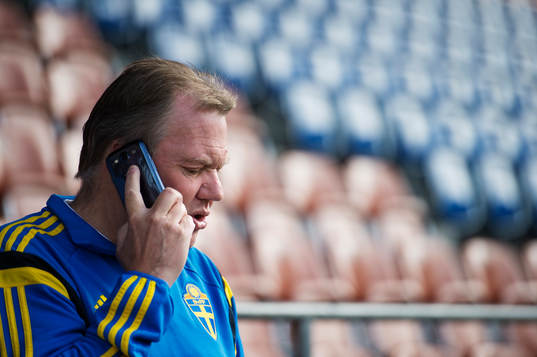 Karl-Erik Nilsson, ordförande Svenska Fotbollförbundet, pratar i telefon