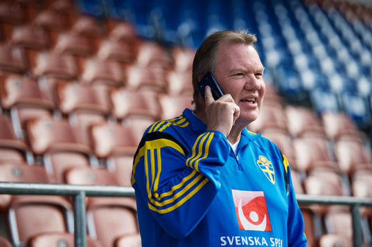 Karl-Erik Nilsson, ordförande Svenska Fotbollförbundet, pratar i telefon