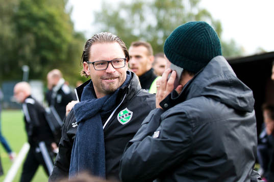 Högaborgs tränare Joakim Persson jublar efter slutsignalen