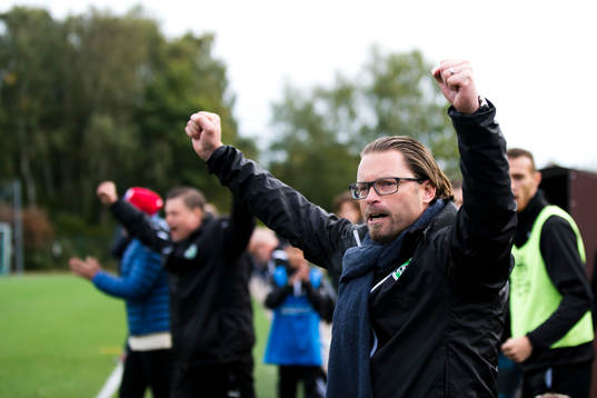 Högaborgs tränare Joakim Persson jublar efter slutsignalen