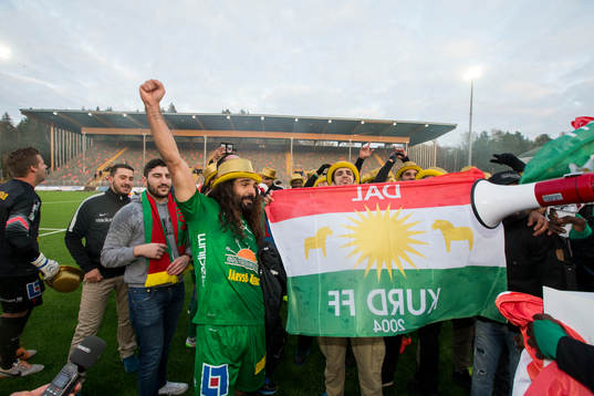 Dalkurds Peshraw Azizi med supportrar jublar över vinsten