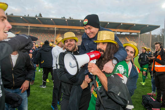 Dalkurds Peshraw Azizi med supporter jublar