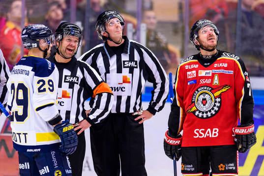 s Chris Abbott och Luleås Jan Sandström kollar på