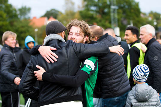 Högaborgs Jesper Lernesjö grattas av sin vän efter slutsignalen