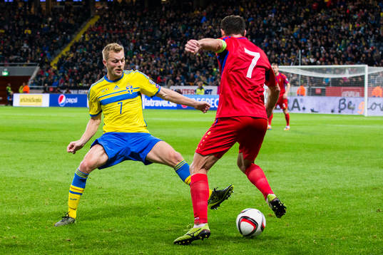 Sveriges Sebastian Larsson i kamp om bollen med Moldaviens