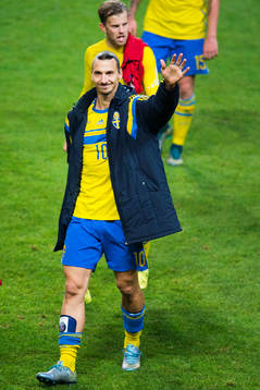 Sveriges Zlatan Ibrahimovic vinkar till publiken