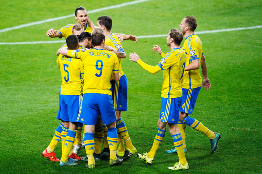 Sveriges Zlatan Ibrahimovic, Martin Olsson, Kim Källström, Mikael Antonsson och Andreas Granqvist jublar med Erkan Zengin efter att han har gjort 2-0
