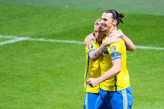 Sveriges John Guidetti jublar med Zlatan Ibrahimovic efter att han har gjort 1-0