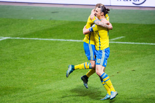 Sveriges John Guidetti jublar med Zlatan Ibrahimovic efter att han har gjort 1-0