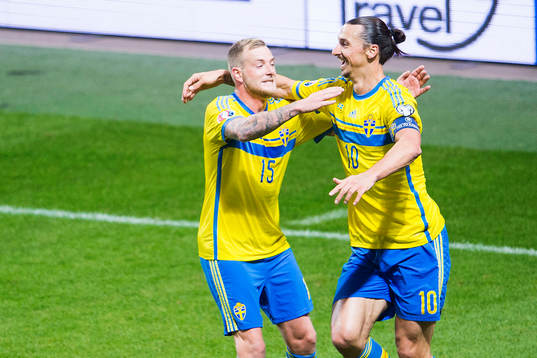 Sveriges John Guidetti jublar med Zlatan Ibrahimovic efter att han har gjort 1-0