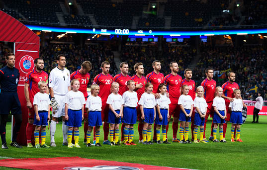 Knattar står framför Moldaviens spelare