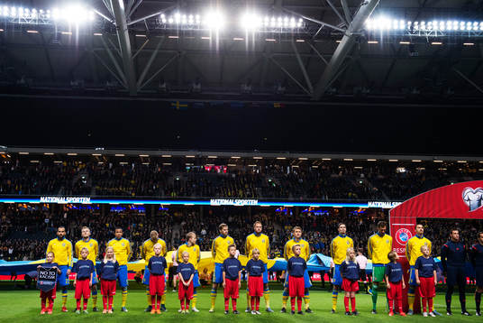 Knattar står framför Sveriges spelare