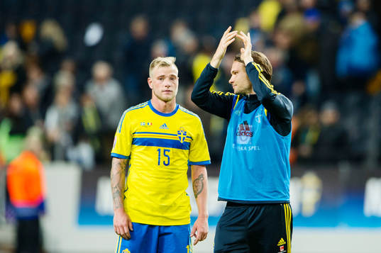Albin Ekdal tackar publiken och försöker peppa en deppig John Guidetti