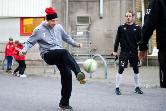 Frölundas Henrik Tömmernes värmer upp innan